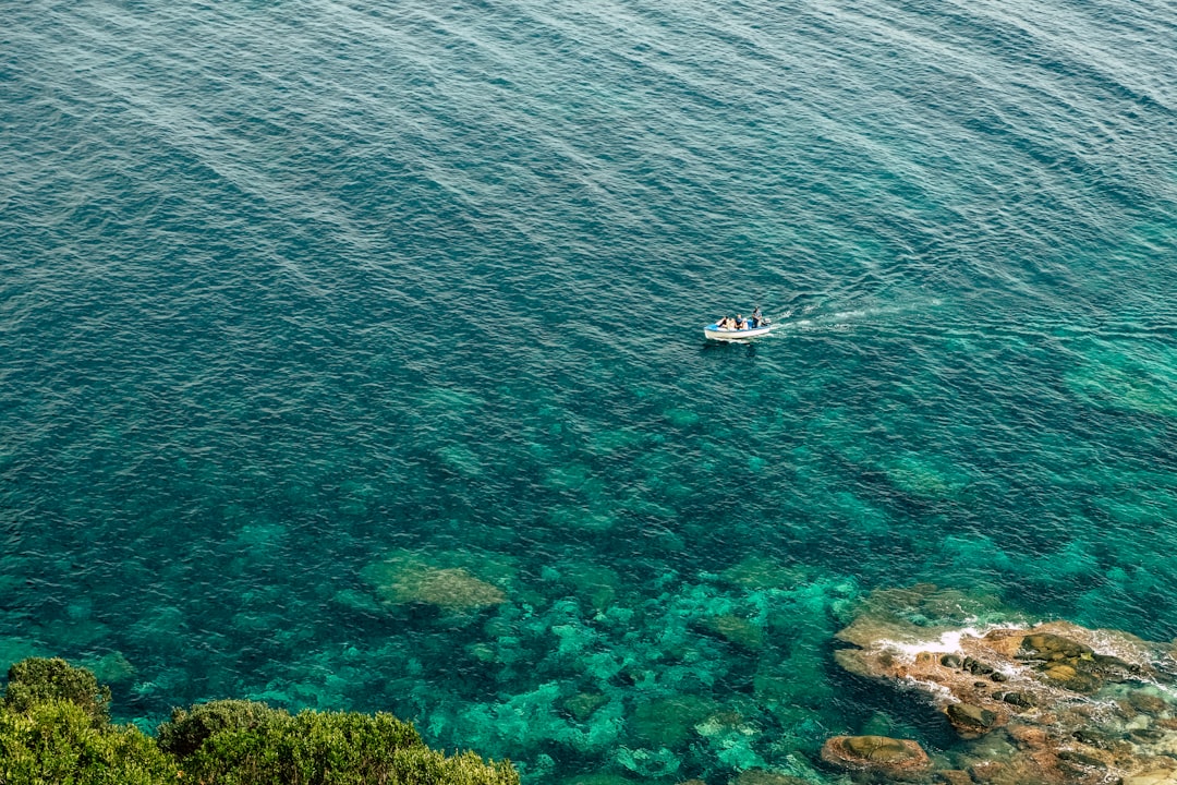 Barques sur la côte de Boumerdès en Algérie