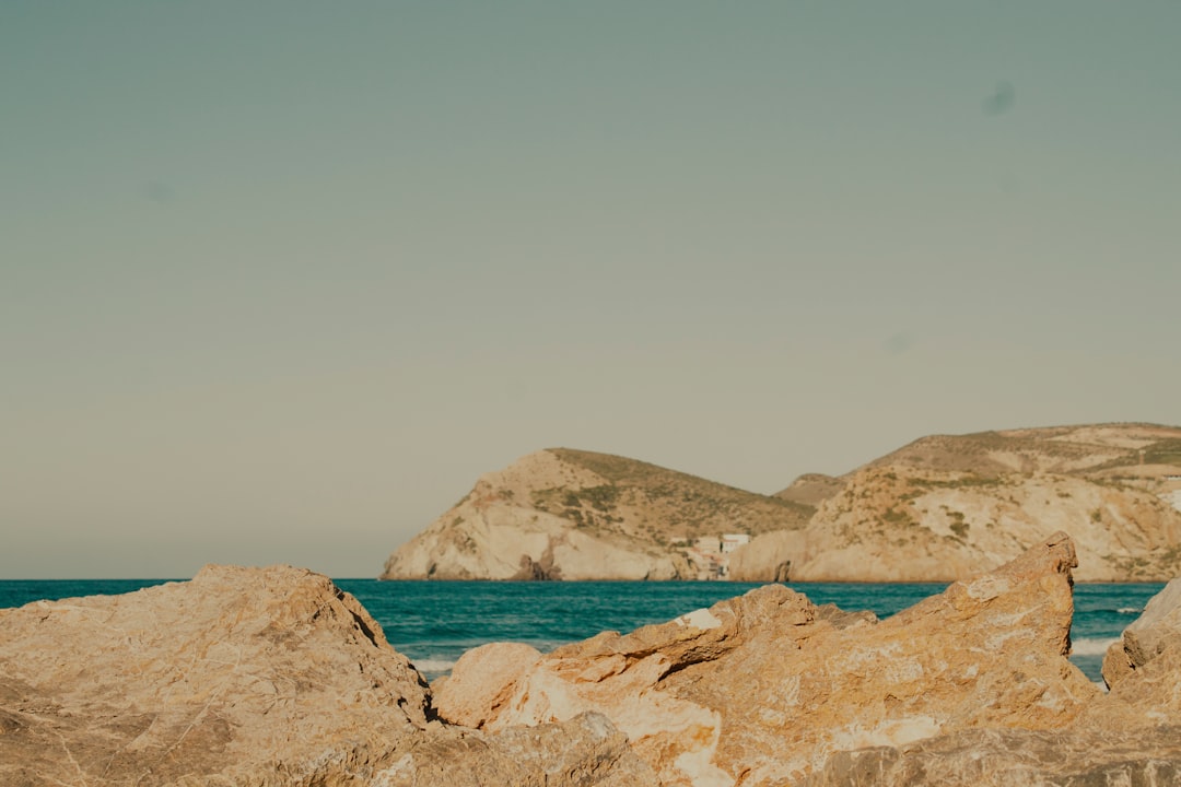 Littoral de Boumerdès en Algérie avec rochers et mer Méditerranée