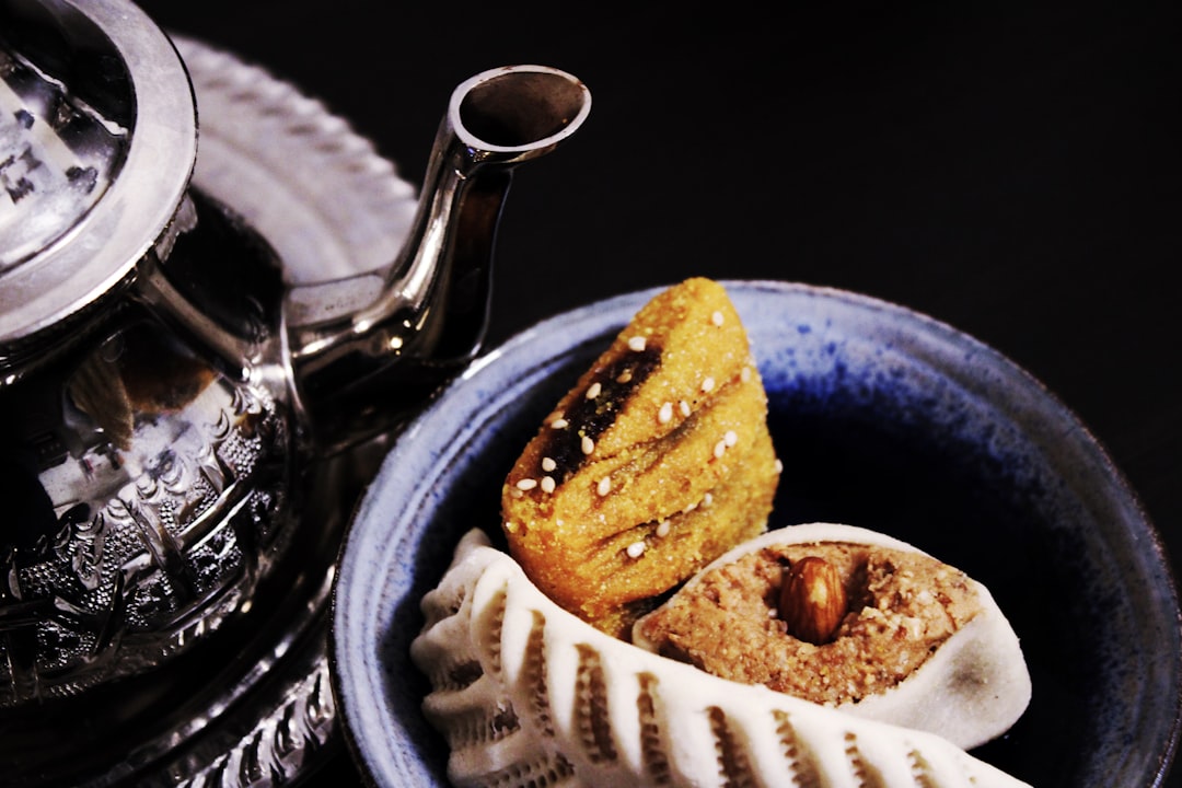Pâtisseries orientales et thé à offrir comme cadeau d’Algérie