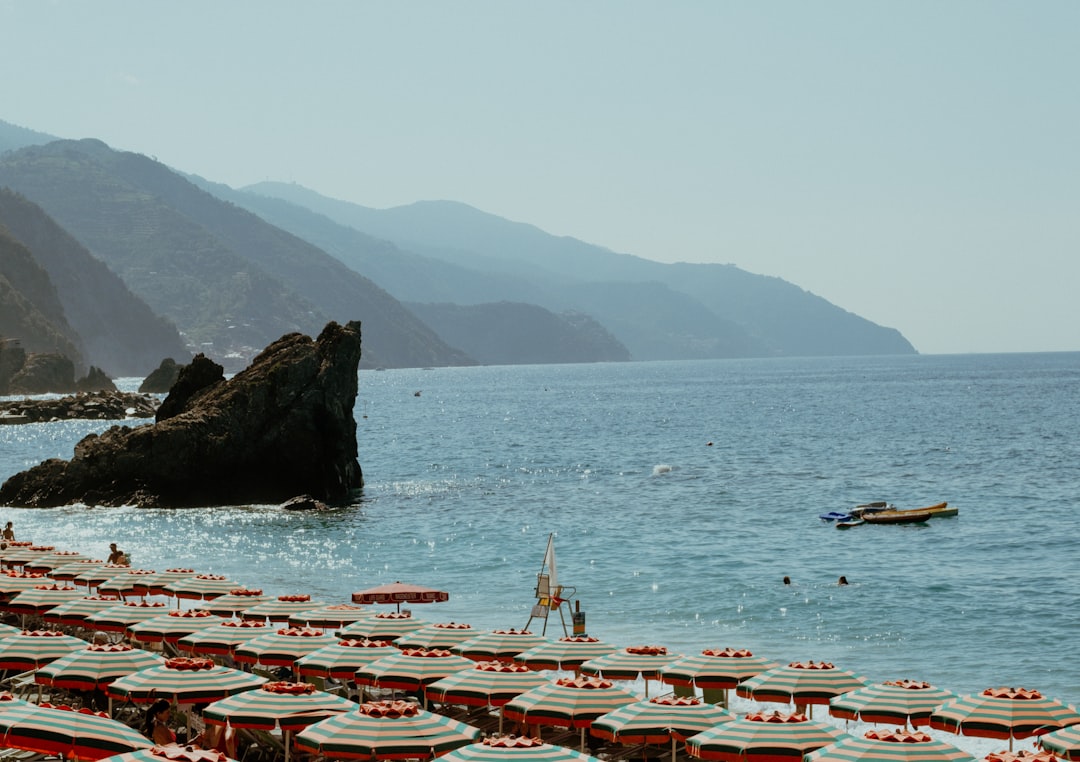 Plage algérienne en été avec parasols sur le sable
